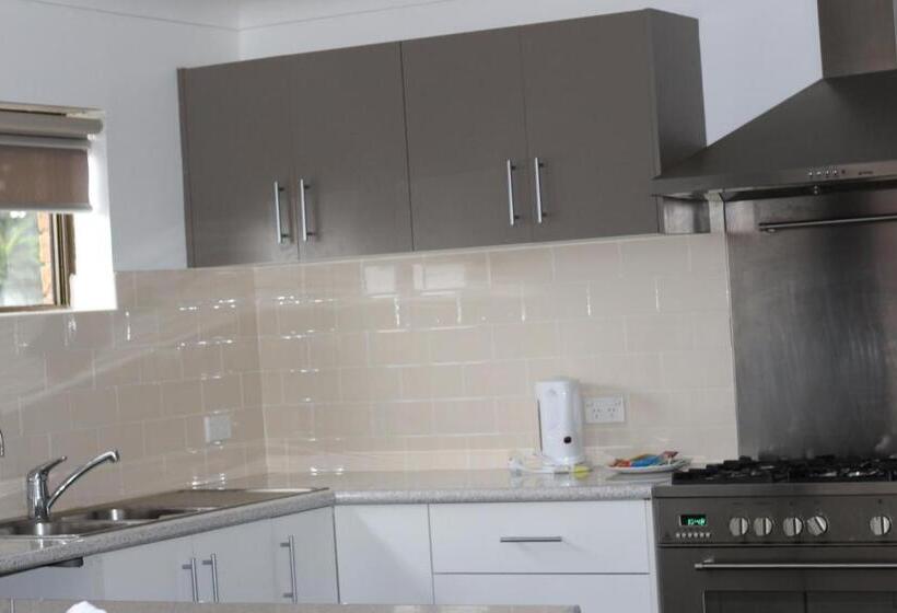 Апартаменты 2 Спальни, Lakeside Inn Wollongong