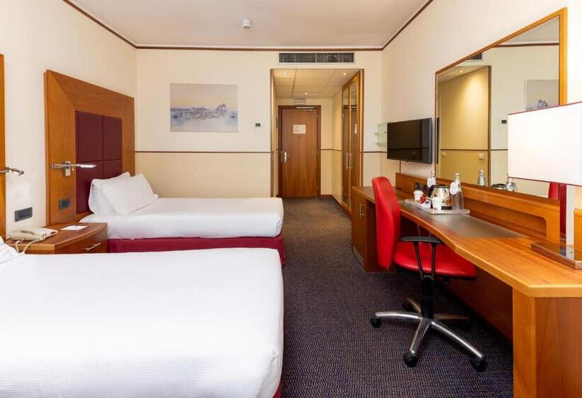 패밀리 연결 룸, Crowne Plaza Venice East, An Ihg
