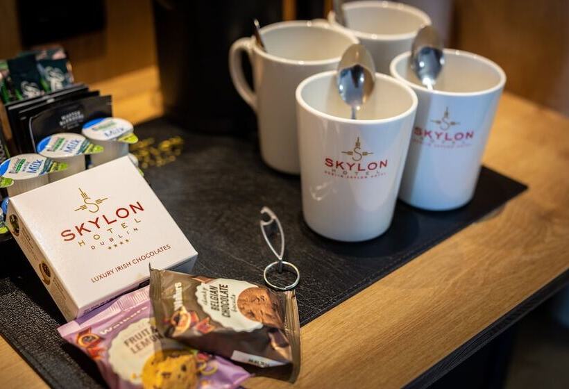 اتاق خانوادگی, Dublin Skylon