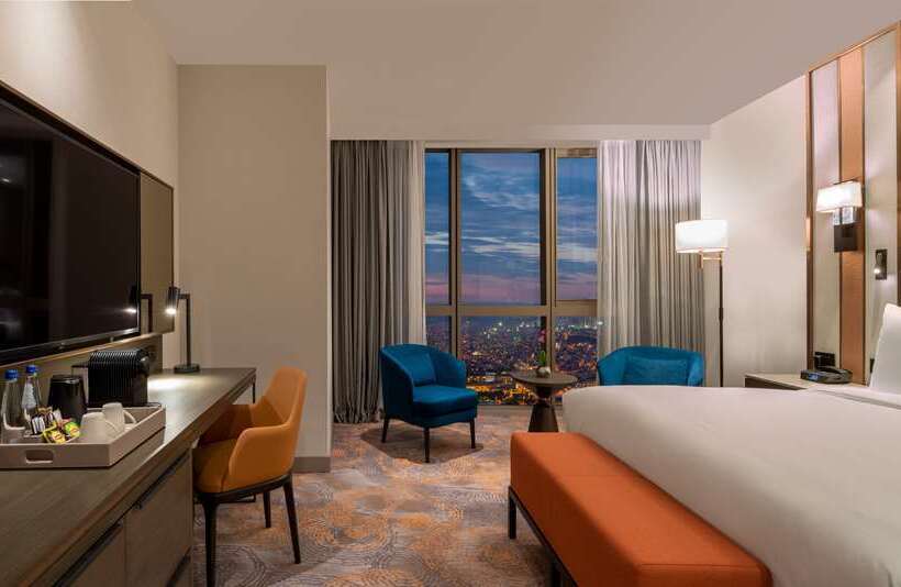 اتاق اجرایی با تخت بزرگ, Hilton Warsaw City