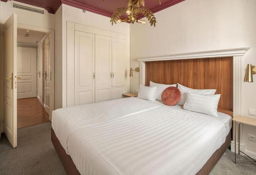 Трехместный Номер Superior, Queen S Court Hotel & Residence