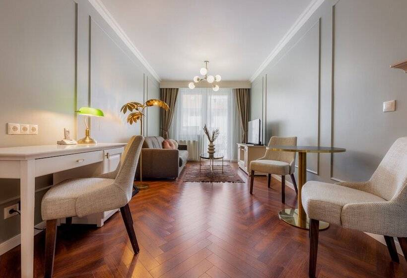 高级三人间, Queen S Court Hotel & Residence