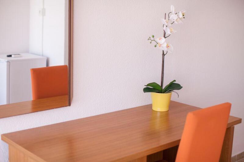 バルコニー付きスタンダードトリプルルーム, Hostal Los Pinos