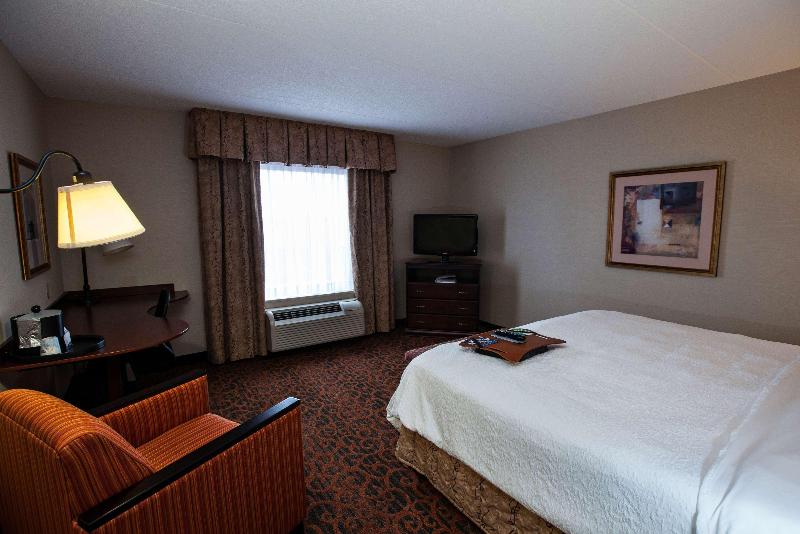带大床的标准间, Hampton Inn By Hilton Napanee