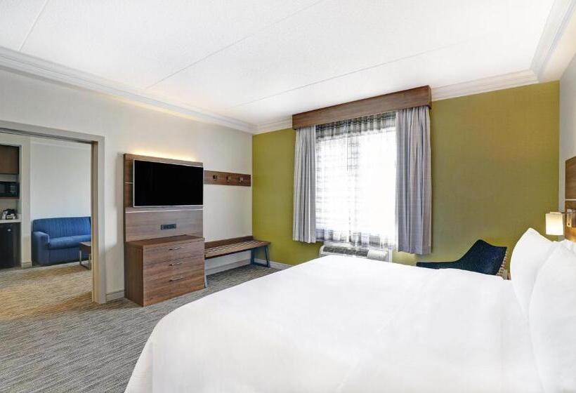 带大床的套房, Holiday Inn Express Whitby Oshawa, An Ihg