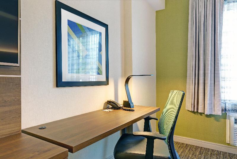 سوئیت با تخت بزرگ, Holiday Inn Express Whitby Oshawa, An Ihg
