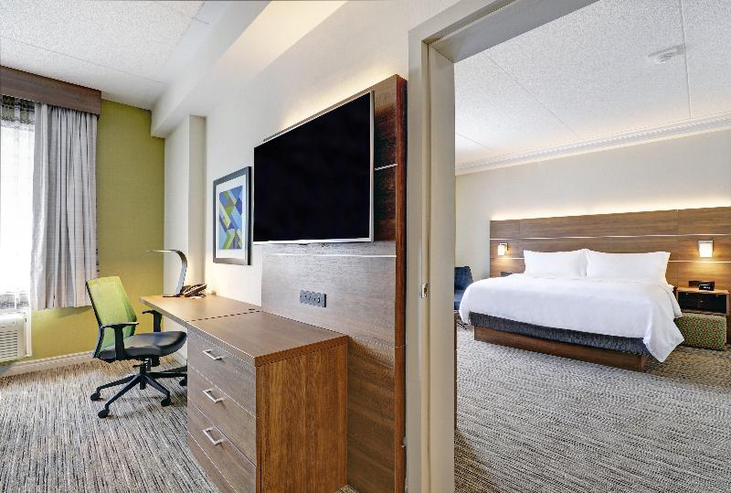 带大床的套房, Holiday Inn Express Whitby Oshawa, An Ihg