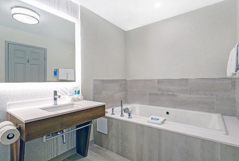带大床的套房, Holiday Inn Express Whitby Oshawa, An Ihg