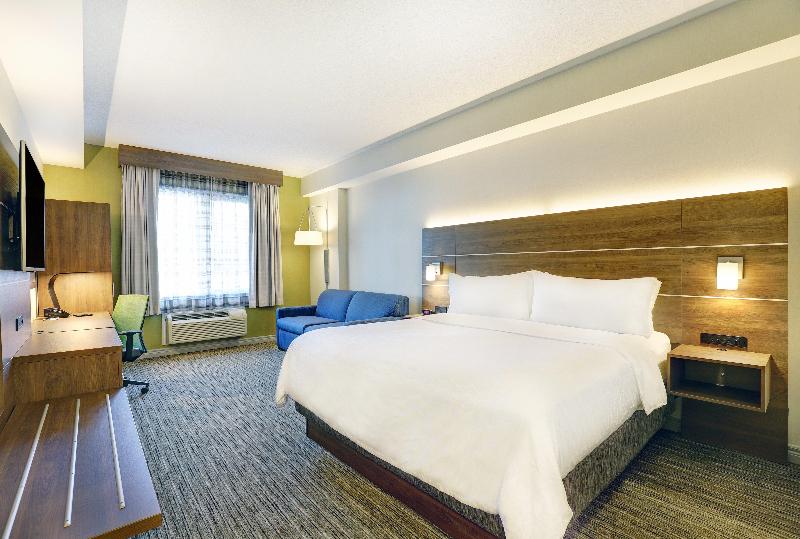 带大床的行政房间, Holiday Inn Express Whitby Oshawa, An Ihg