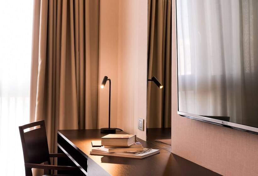 اتاق اجرایی سه نفره, Litta Palace Milano