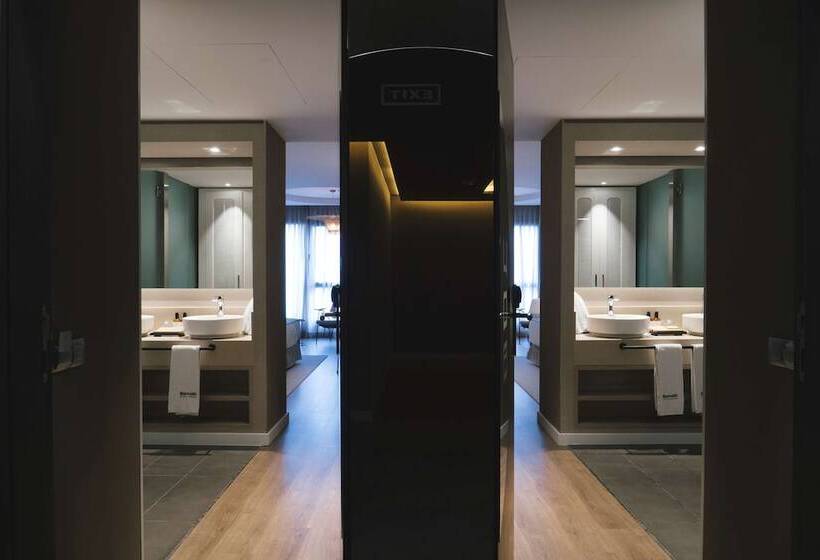 اتاق خانوادگی, Barcelo  Oviedo Cervantes