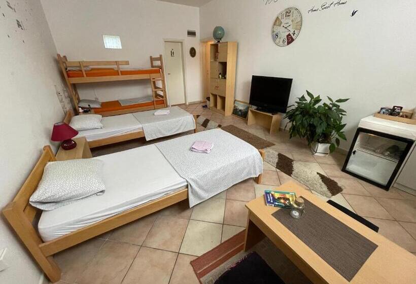 اتاق استاندارد چهار تخته, Rooms Deny