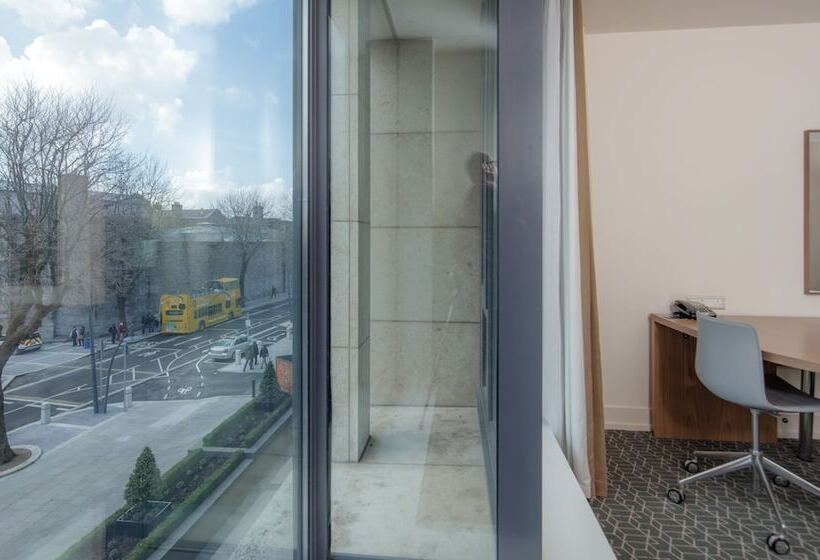 اتاق خانوادگی, Hilton Dublin Kilmainham