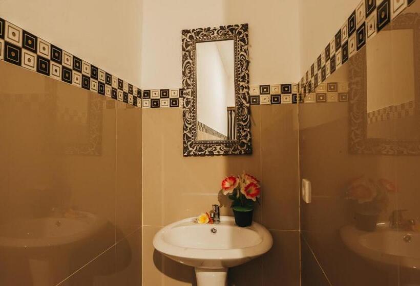 غرفة قياسية مطلّة علي حمام السباحة, Dados Guest House