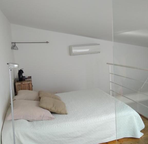 سوییت جونیور, La Maga Rooms