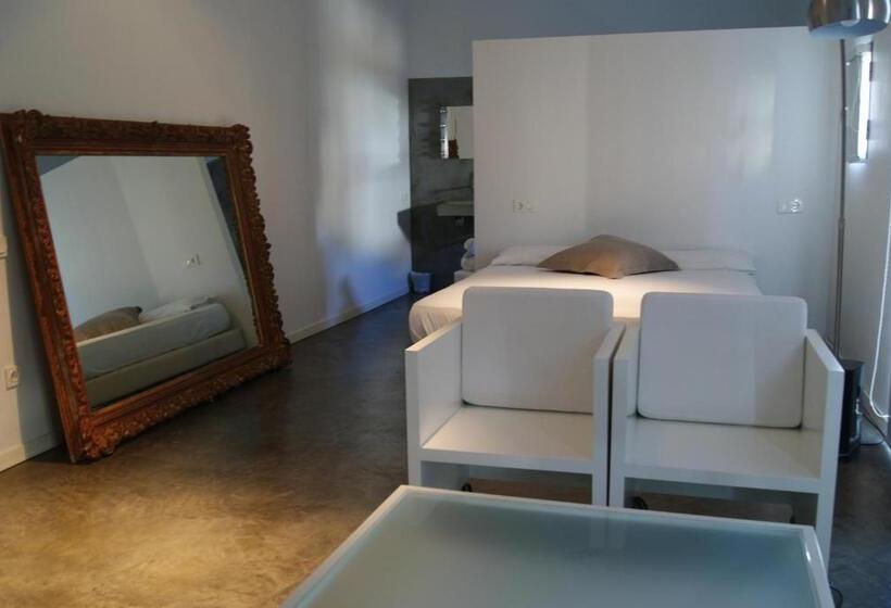 سوییت جونیور, La Maga Rooms