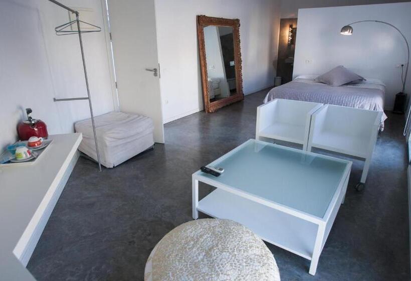 سوییت جونیور, La Maga Rooms