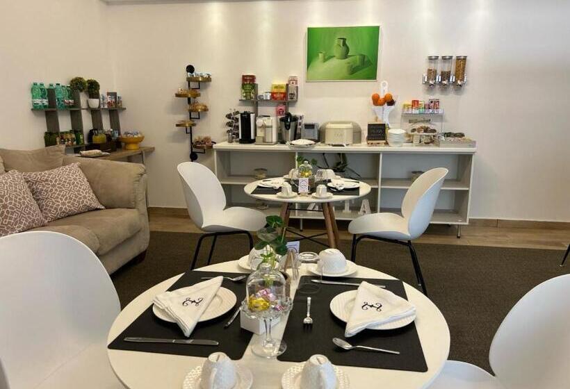 اتاق سوپریور با تخت بزرگ, Zeta Rooms