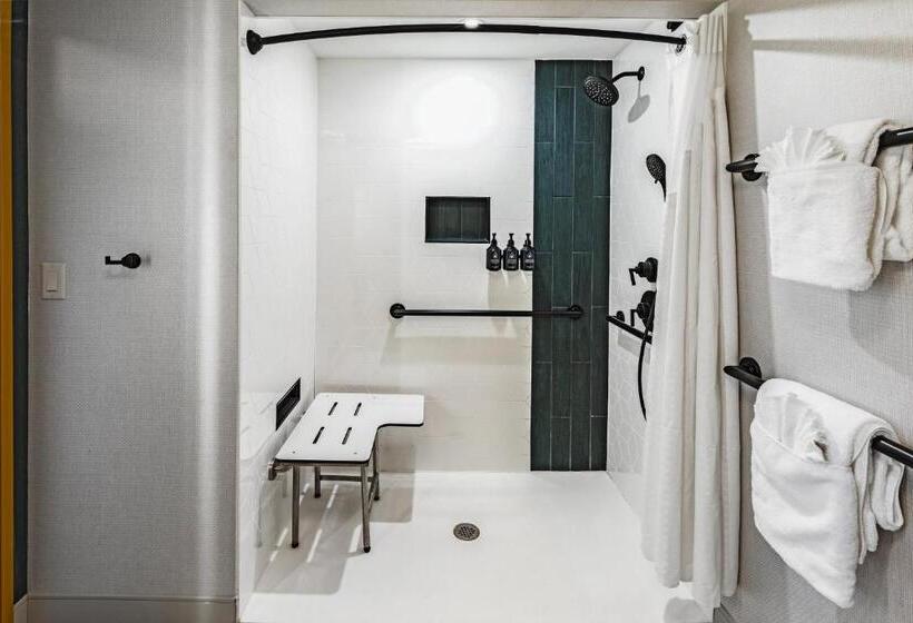 غرفة قياسية سرير كينج لذوى الإحتياجات الخاصة, Indigo Spring   Woodlands Area, An Ihg