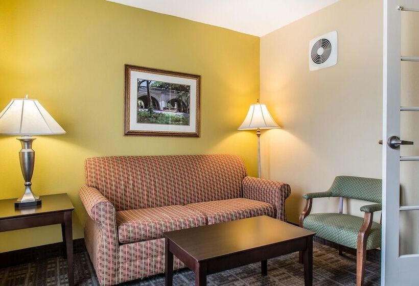 Люкс, Clarion Hotel & Suites Hamden New Haven