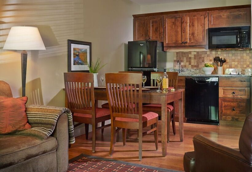 Люкс Deluxe Кровать Кинг, Green Mountain Suites