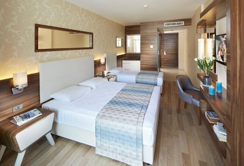 اتاق استاندارد سه نفره, Emre Beach & Emre Hotel
