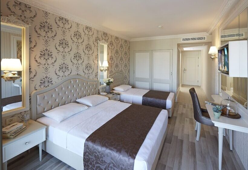 اتاق استاندارد سه نفره, Emre Beach & Emre Hotel