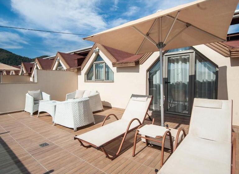 سوئیت جونیور با تراس, Emre Beach & Emre Hotel