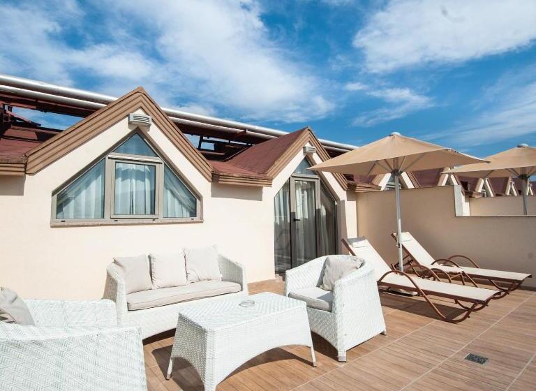 سوئیت جونیور با تراس, Emre Beach & Emre Hotel