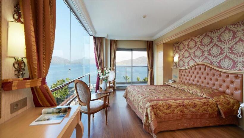 سوییت سوپریور با چشم‌انداز دریا, Emre Beach & Emre Hotel