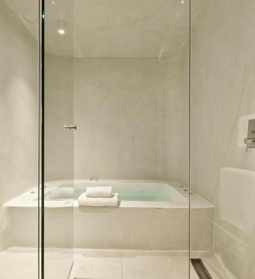سوئیت با چشم‌انداز, Cosmopolitan Suites - Small Luxury Hotels Of The World