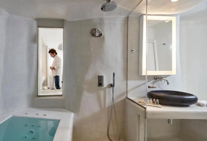 سوئیت با چشم‌انداز, Cosmopolitan Suites - Small Luxury Hotels Of The World