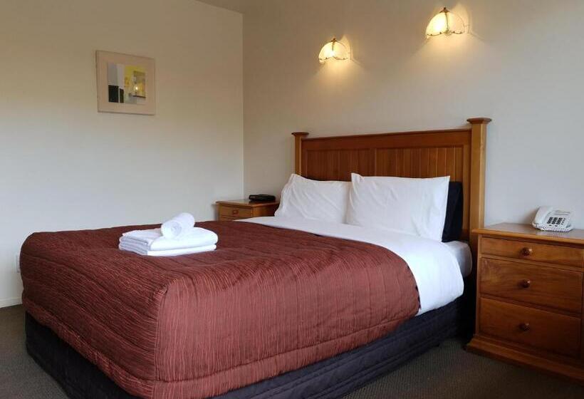 Escritório Estándar, Rosewood Court Motel