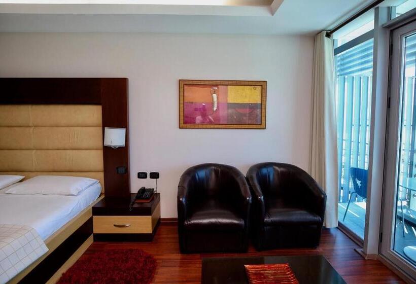 小型套房, Vlora International