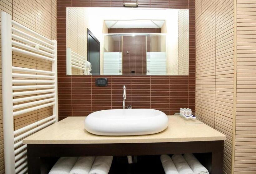 小型套房, Vlora International