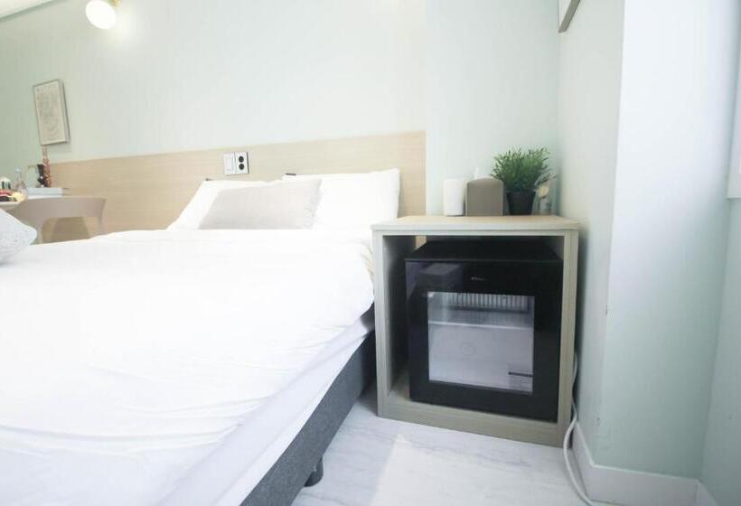 اتاق استاندارد سه نفره, Artravel Home