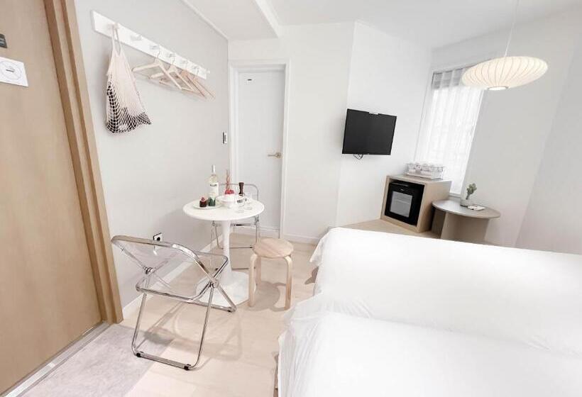 اتاق اجرایی سه نفره, Artravel Home
