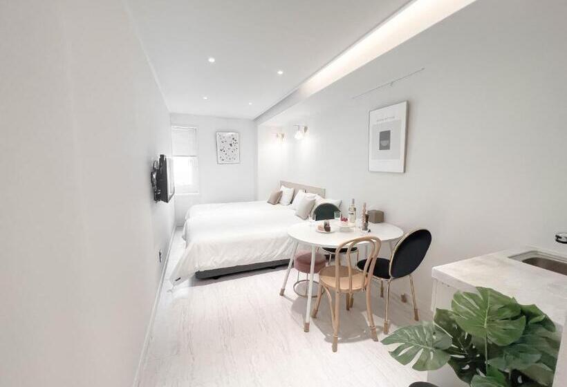 اتاق سوپریور سه تخته, Artravel Home