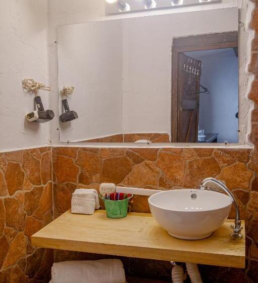 اتاق لوکس سه تخته, Nikikot Hostel &