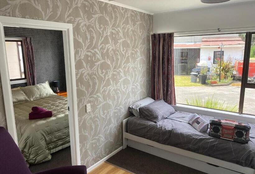 家庭工作室, Windsor Motel