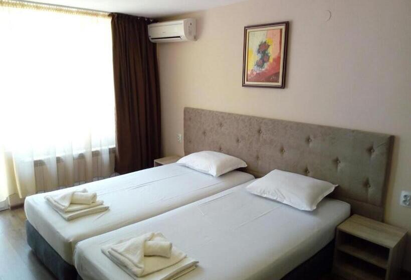 اتاق استاندارد سه تخته با بالکن, Panorama Hotel