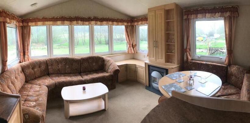 Номер Economy, Shepherds Huts Ham Hill, 2 Double Beds, Bathroom, Lounge, Diner, Kitchen, Love Dogs & Cats Looking O