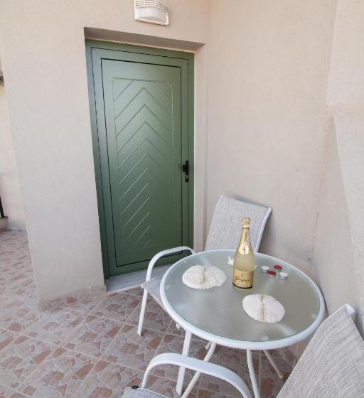 استودیوی استاندارد, Del Mar  Adults Only