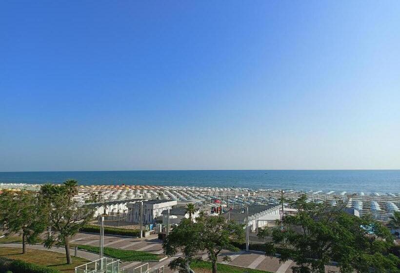 Трехместный Superior Вид на Море, Ascot Riccione