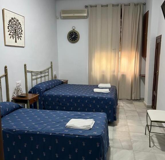 اتاق استاندارد سه نفره, Hostal Almanzor