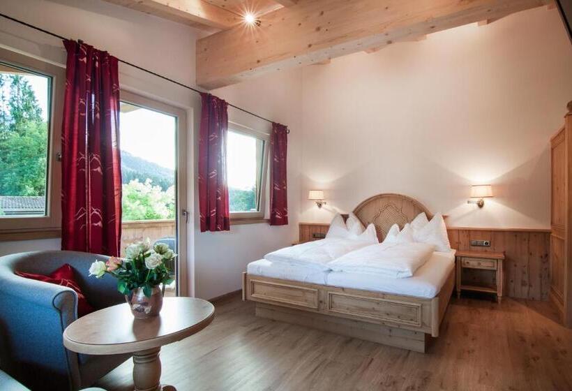Номер Стандарт с Балконом, Landhotel Föhrenhof Ellmau