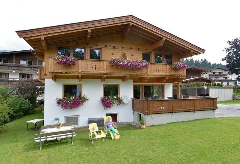 Номер Стандарт с Балконом, Landhotel Föhrenhof Ellmau