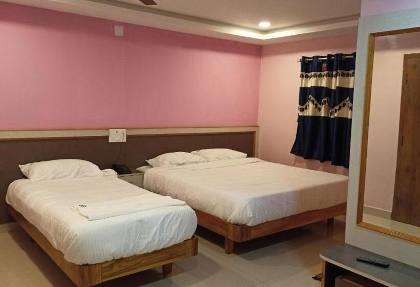 Трехместный Номер Deluxe, Aarthi Residency