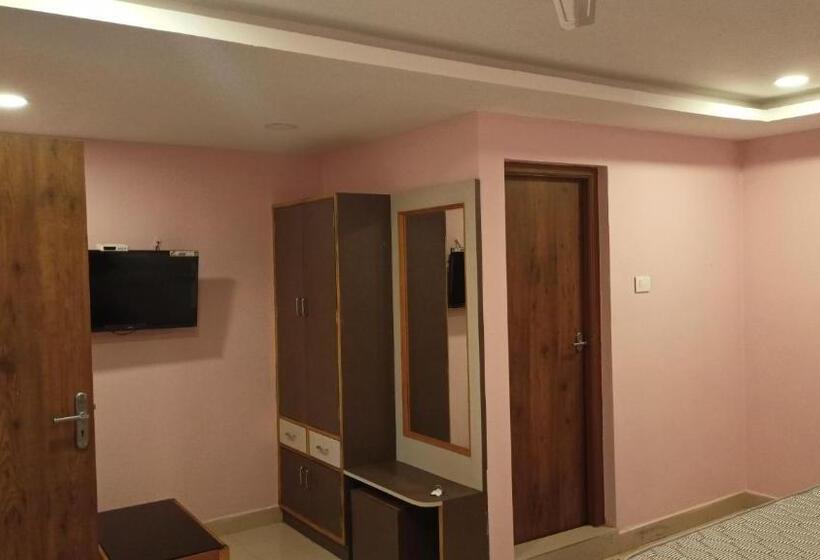 Трехместный Номер Deluxe, Aarthi Residency