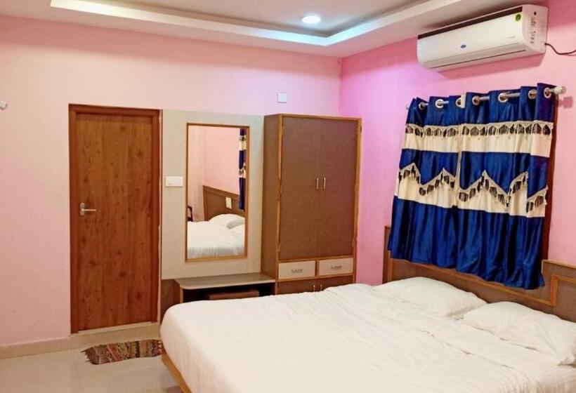 Номер Deluxe, Aarthi Residency